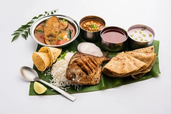 印度鱼缸 Indian Fish Platter或Thali 受欢迎的海产食品 来自孟买 马哈拉施特拉邦 孟加拉 喀拉拉拉邦的非素食食品 装在钢板或香蕉叶上食用 — 图库照片