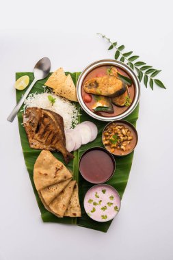 Hint Balık Tabağı veya thali - Mumbai, Konkan, Maharashtra, Goa, Bengal, Kerala 'dan gelen vejetaryen olmayan yemekler veya muz yaprağı üzerinde veya çelik tabakta servis edildi
