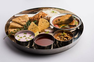 Hint Balık Tabağı veya thali - Mumbai, Konkan, Maharashtra, Goa, Bengal, Kerala 'dan gelen vejetaryen olmayan yemekler veya muz yaprağı üzerinde veya çelik tabakta servis edildi