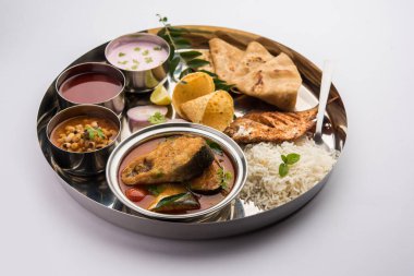 Hint Balık Tabağı veya thali - Mumbai, Konkan, Maharashtra, Goa, Bengal, Kerala 'dan gelen vejetaryen olmayan yemekler veya muz yaprağı üzerinde veya çelik tabakta servis edildi