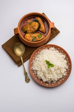 Baharatlı Balık Curry - kerala, konkan, bengal, goa tarzı kırmızı ve kahverengi, pirinç ile servis edilir.