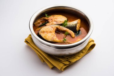 Baharatlı Balık Curry - kerala, konkan, bengal, goa tarzı kırmızı ve kahverengi, pirinç ile servis edilir.