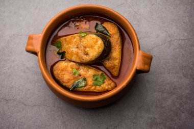 Baharatlı Balık Curry - kerala, konkan, bengal, goa tarzı kırmızı ve kahverengi, pirinç ile servis edilir.