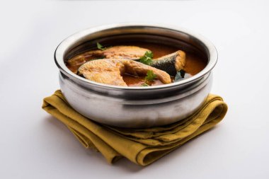 Baharatlı Balık Curry - kerala, konkan, bengal, goa tarzı kırmızı ve kahverengi, pirinç ile servis edilir.