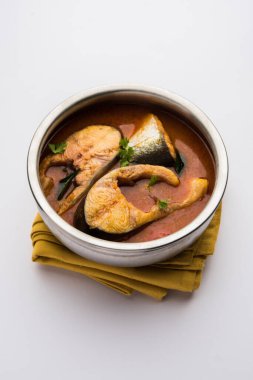 Baharatlı Balık Curry - kerala, konkan, bengal, goa tarzı kırmızı ve kahverengi, pirinç ile servis edilir.