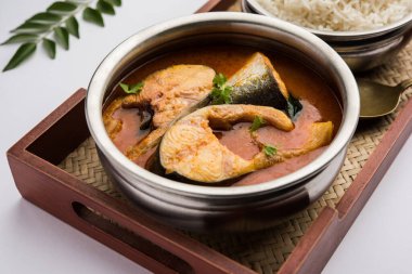 Baharatlı Balık Curry - kerala, konkan, bengal, goa tarzı kırmızı ve kahverengi, pirinç ile servis edilir.
