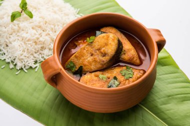 Baharatlı Balık Curry - kerala, konkan, bengal, goa tarzı kırmızı ve kahverengi, pirinç ile servis edilir.