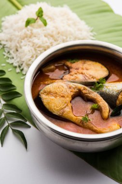 Baharatlı Balık Curry - kerala, konkan, bengal, goa tarzı kırmızı ve kahverengi, pirinç ile servis edilir.
