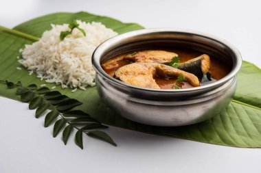 Baharatlı Balık Curry - kerala, konkan, bengal, goa tarzı kırmızı ve kahverengi, pirinç ile servis edilir.