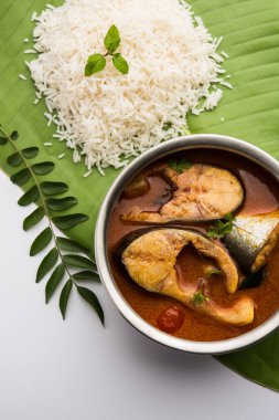 Baharatlı Balık Curry - kerala, konkan, bengal, goa tarzı kırmızı ve kahverengi, pirinç ile servis edilir.