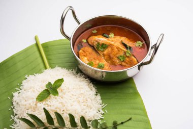 Baharatlı Balık Curry - kerala, konkan, bengal, goa tarzı kırmızı ve kahverengi, pirinç ile servis edilir.