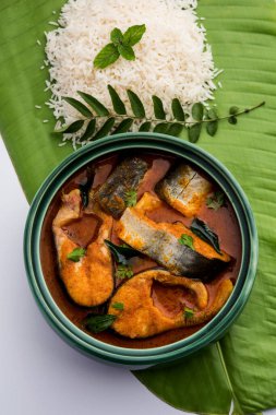 Baharatlı Balık Curry - kerala, konkan, bengal, goa tarzı kırmızı ve kahverengi, pirinç ile servis edilir.