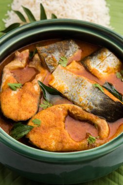 Baharatlı Balık Curry - kerala, konkan, bengal, goa tarzı kırmızı ve kahverengi, pirinç ile servis edilir.