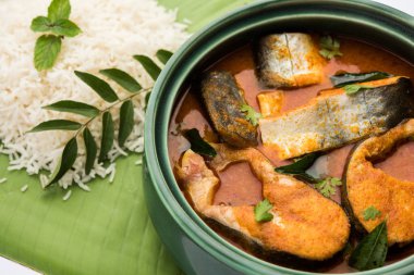 Baharatlı Balık Curry - kerala, konkan, bengal, goa tarzı kırmızı ve kahverengi, pirinç ile servis edilir.
