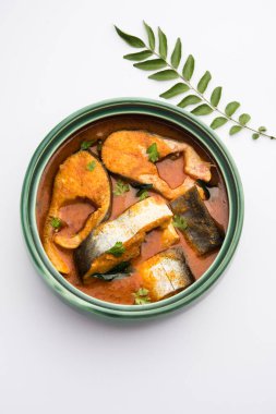 Baharatlı Balık Curry - kerala, konkan, bengal, goa tarzı kırmızı ve kahverengi, pirinç ile servis edilir.