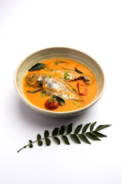 Baharatlı Balık Curry - kerala, konkan, bengal, goa tarzı kırmızı ve kahverengi, pirinç ile servis edilir.