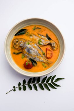 Baharatlı Balık Curry - kerala, konkan, bengal, goa tarzı kırmızı ve kahverengi, pirinç ile servis edilir.