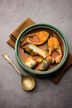 Baharatlı Balık Curry - kerala, konkan, bengal, goa tarzı kırmızı ve kahverengi, pirinç ile servis edilir.