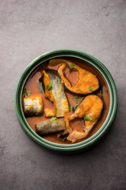 Baharatlı Balık Curry - kerala, konkan, bengal, goa tarzı kırmızı ve kahverengi, pirinç ile servis edilir.