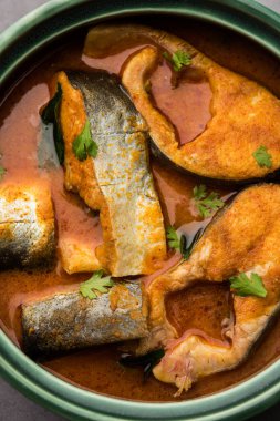 Baharatlı Balık Curry - kerala, konkan, bengal, goa tarzı kırmızı ve kahverengi, pirinç ile servis edilir.