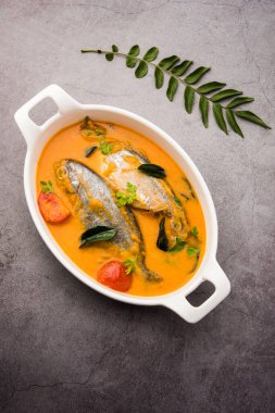 Baharatlı Balık Curry - kerala, konkan, bengal, goa tarzı kırmızı ve kahverengi, pirinç ile servis edilir.