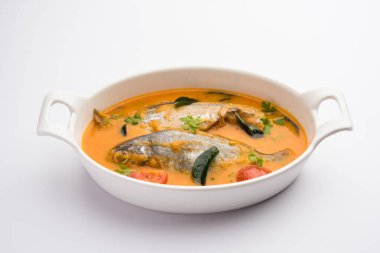 Baharatlı Balık Curry - kerala, konkan, bengal, goa tarzı kırmızı ve kahverengi, pirinç ile servis edilir.