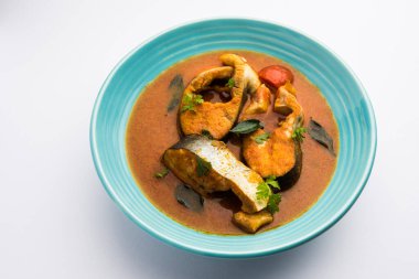 Baharatlı Balık Curry - kerala, konkan, bengal, goa tarzı kırmızı ve kahverengi, pirinç ile servis edilir.