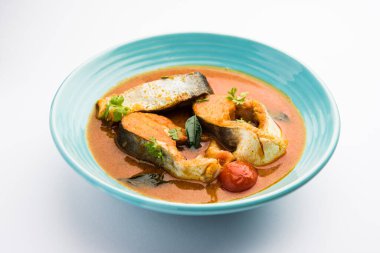 Baharatlı Balık Curry - kerala, konkan, bengal, goa tarzı kırmızı ve kahverengi, pirinç ile servis edilir.