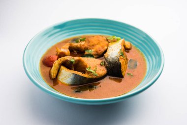 Baharatlı Balık Curry - kerala, konkan, bengal, goa tarzı kırmızı ve kahverengi, pirinç ile servis edilir.