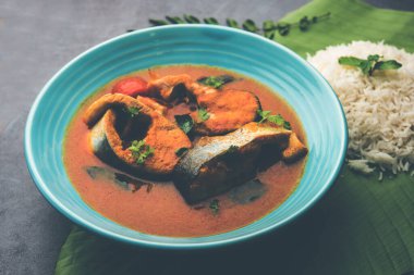 Baharatlı Balık Curry - kerala, konkan, bengal, goa tarzı kırmızı ve kahverengi, pirinç ile servis edilir.