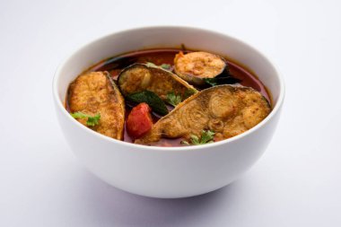 Baharatlı Balık Curry - kerala, konkan, bengal, goa tarzı kırmızı ve kahverengi, pirinç ile servis edilir.