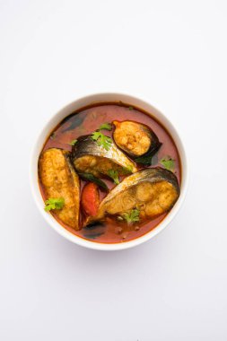 Baharatlı Balık Curry - kerala, konkan, bengal, goa tarzı kırmızı ve kahverengi, pirinç ile servis edilir.