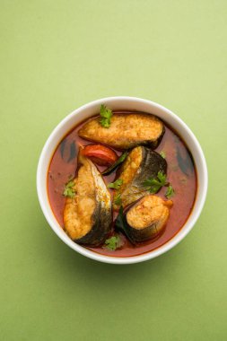 Baharatlı Balık Curry - kerala, konkan, bengal, goa tarzı kırmızı ve kahverengi, pirinç ile servis edilir.