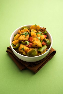 Aloo capsicum sabzi ya da patates ve dolmalık biber sabji Hint vejetaryen ana yemek tarifi.