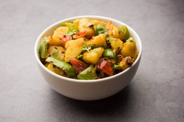 Aloo capsicum sabzi ya da patates ve dolmalık biber sabji Hint vejetaryen ana yemek tarifi.