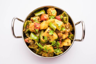 Aloo capsicum sabzi ya da patates ve dolmalık biber sabji Hint vejetaryen ana yemek tarifi.
