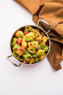 Aloo capsicum sabzi ya da patates ve dolmalık biber sabji Hint vejetaryen ana yemek tarifi.