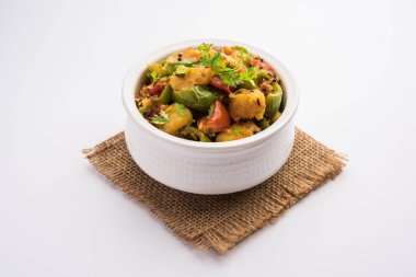Aloo capsicum sabzi ya da patates ve dolmalık biber sabji Hint vejetaryen ana yemek tarifi.