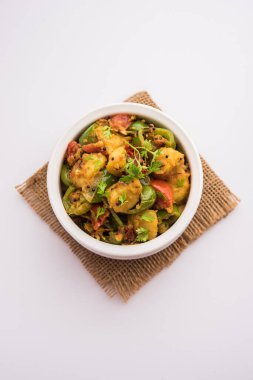 Aloo capsicum sabzi ya da patates ve dolmalık biber sabji Hint vejetaryen ana yemek tarifi.