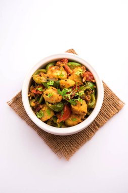 Aloo capsicum sabzi ya da patates ve dolmalık biber sabji Hint vejetaryen ana yemek tarifi.