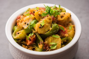 Aloo capsicum sabzi ya da patates ve dolmalık biber sabji Hint vejetaryen ana yemek tarifi.