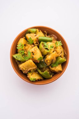Aloo capsicum sabzi ya da patates ve dolmalık biber sabji Hint vejetaryen ana yemek tarifi.
