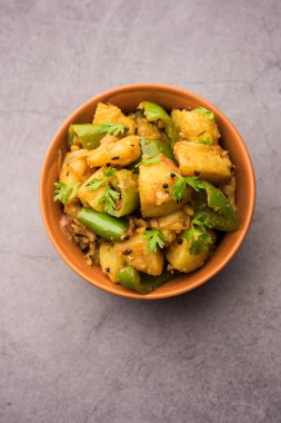 Aloo capsicum sabzi ya da patates ve dolmalık biber sabji Hint vejetaryen ana yemek tarifi.