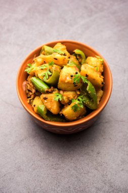 Aloo capsicum sabzi ya da patates ve dolmalık biber sabji Hint vejetaryen ana yemek tarifi.