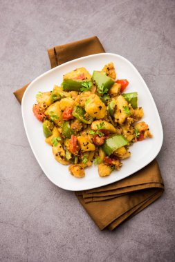 Aloo capsicum sabzi ya da patates ve dolmalık biber sabji Hint vejetaryen ana yemek tarifi.