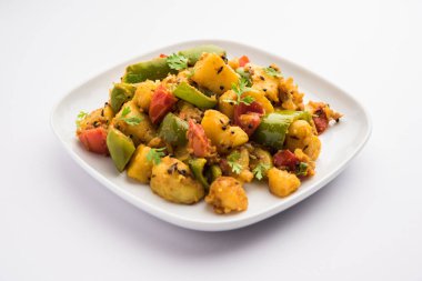 Aloo capsicum sabzi ya da patates ve dolmalık biber sabji Hint vejetaryen ana yemek tarifi.