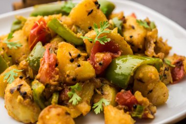Aloo capsicum sabzi ya da patates ve dolmalık biber sabji Hint vejetaryen ana yemek tarifi.