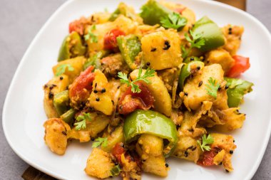 Aloo capsicum sabzi ya da patates ve dolmalık biber sabji Hint vejetaryen ana yemek tarifi.