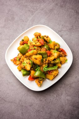 Aloo capsicum sabzi ya da patates ve dolmalık biber sabji Hint vejetaryen ana yemek tarifi.