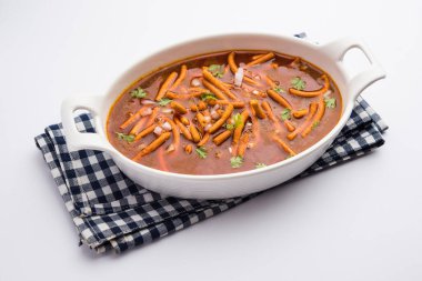 Sev Bhaji veya Shev Sabji veya Kathiyavadi Dhaba Style Gathiyanu Shaak - baharatlı, tatlı ve keskin domates soslu Ganthia veya gathia